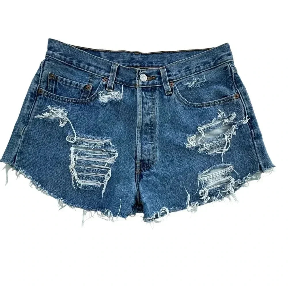 Vintage Levi’s  Womens High Rise Mom distressed light blue Denim Shorts size 30